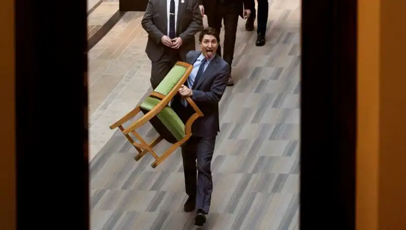 Trudeau, Sandalyesini de Alarak Etkileyici Bir Veda Gerçekleştirdi!