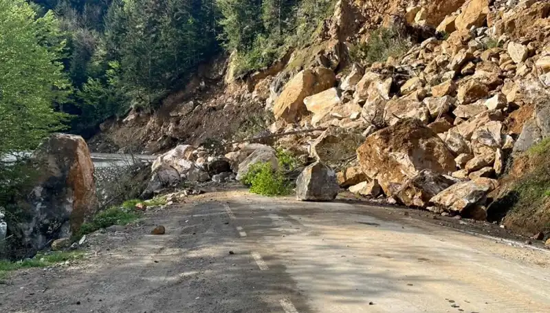 Giresun’da Heyelan: Ulaşım Durduruldu, Hayati Tehlike Sinyalleri!