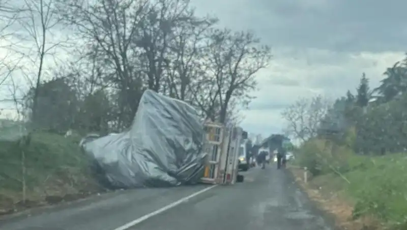 Tekirdağ'da Devrilen Saman Yüklü TIR Kaza Yaptı: 1 Kişi Yaralandı