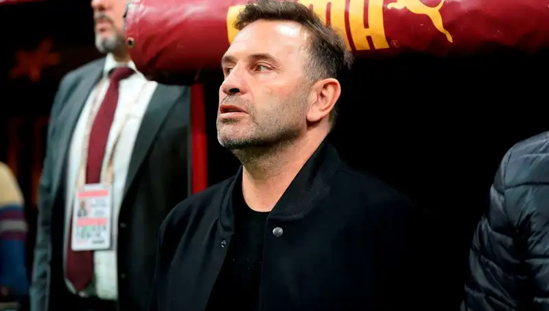 Galatasaray'da Okan Buruk'un Beklenmedik Değişikliği Dikkatleri Üzerine Çekti