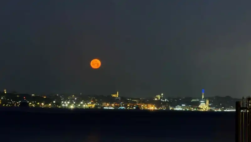 İstanbul'da "Çilek Dolunayı": Görsel Bir Şölen ve Hayranlık Uyandıran Manzaralar