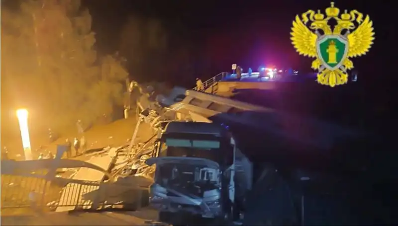 Rusya'da Büyük Bir Felaket: İki Köprü Çöktü, Trenler Raydan Çıktı, Yedi Kişi Hayatını Kaybetti