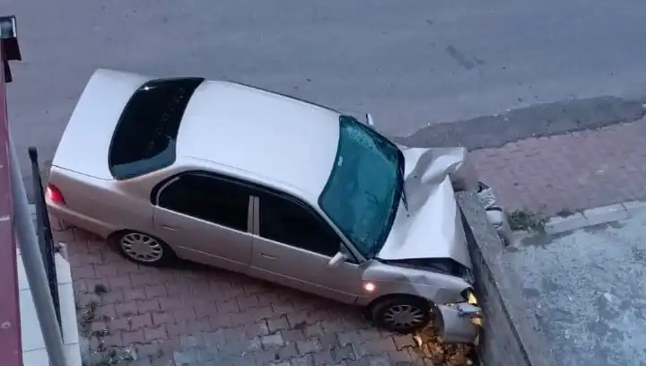 Kontrolü Kaybeden Araç Duvara Çarptı: Kazanın Detayları Ortaya Çıktı