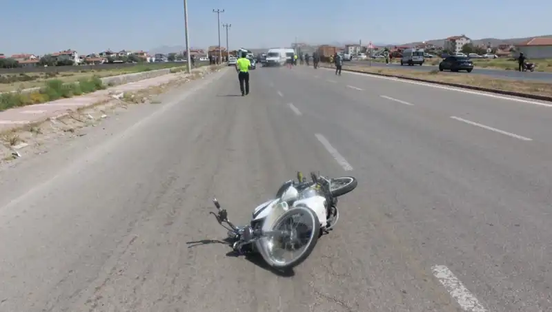 Dur ihtarına uymayan sürücü, polise çarparak kaçmaya çalıştı