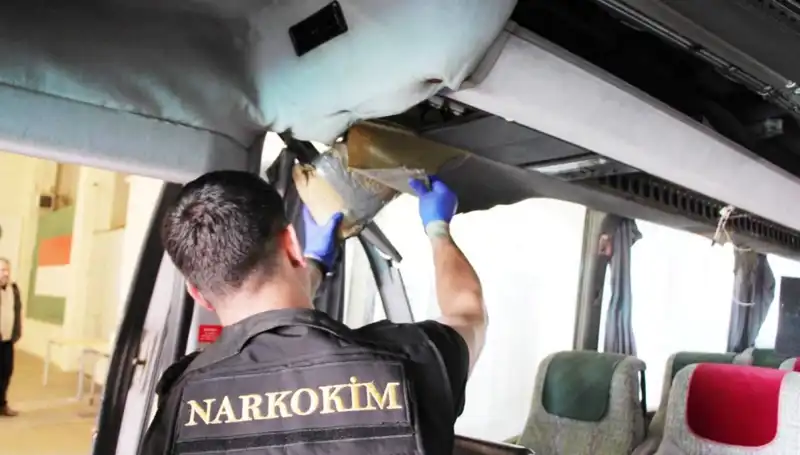 Sınır Otobüsünde Ele Geçirilen 77 Kilo Uyuşturucu: Olayın Detayları Şaşırttı