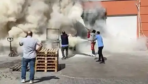 AVM Deposunda Yangın Paniği: Güvenlik Alarmı ve Kurtarma Çabaları