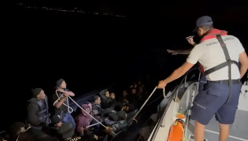 Çeşme'de İnanılmaz Kurtarma Operasyonu: 42 Kaçak Göçmen Kurtarıldı