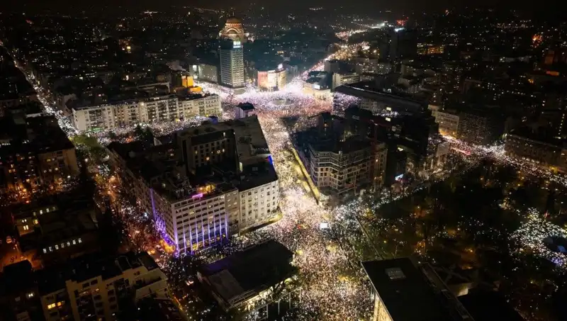 Sırbistan'da Öğrencilerden Tarihi Protesto: Belgrad Sokakları Hep Bir Arada!