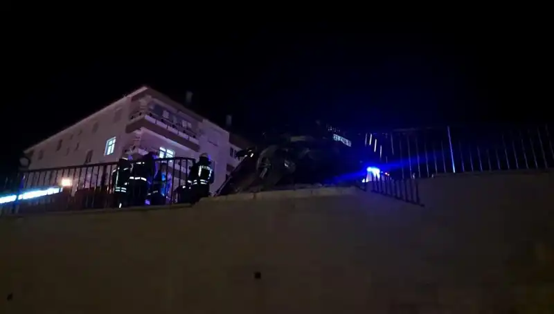 Kontrolden Çıkan Araç, Bariyere Çarpıp Asılı Kalınca Olay Yerinde Panik Hüküm Sürdü!