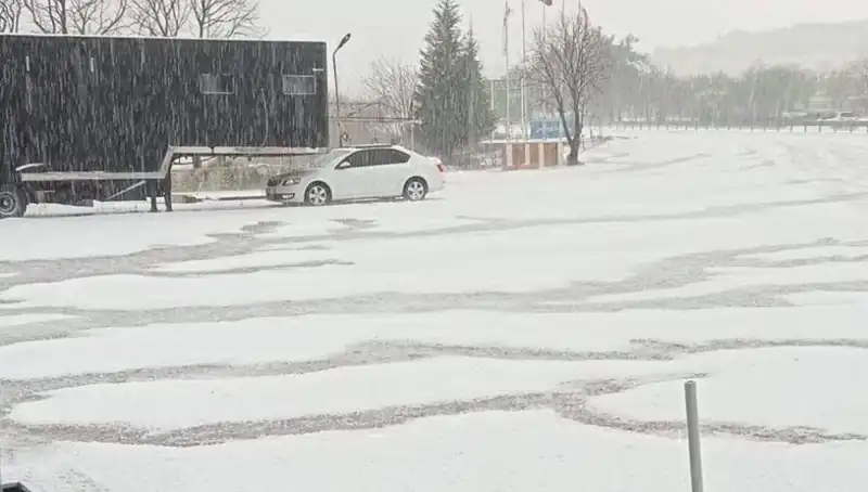 Tekirdağ'ı Beyaz Kapatın: Ceviz Büyüklüğünde Dolu Yağışı Hayat Durdu