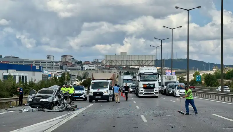 Otoyolda Traffik Kaosu: Üç Kişi Araçta Sıkıştı, Kurtarma Çalışmaları Başladı
