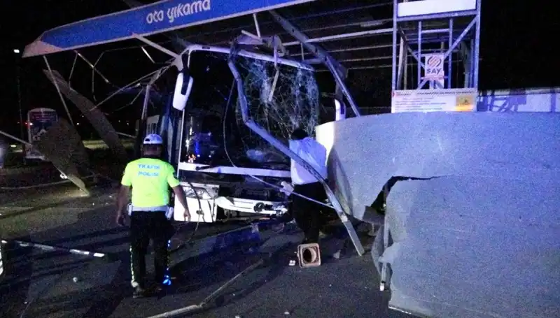 Otobüs Oto Yıkamaya Daldı: 8 Yaralı, Olayın Ardındaki Nedenler Neler?