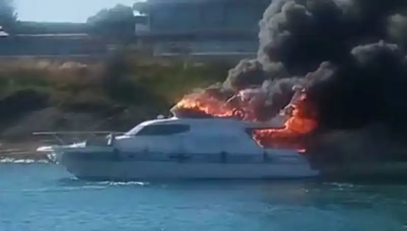 Çeşme Marinada Tüyler Ürperten Yangın: Motoryat Alev Alev Yandı!