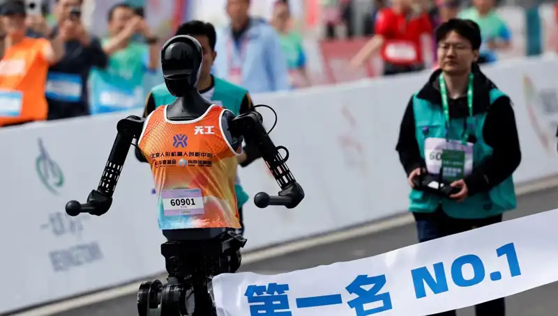 Çinli Robotlar, İnsanlarla Maraton Koşusunda Karşı Karşıya Geldi: Yapay Zeka Çığır Açıyor!