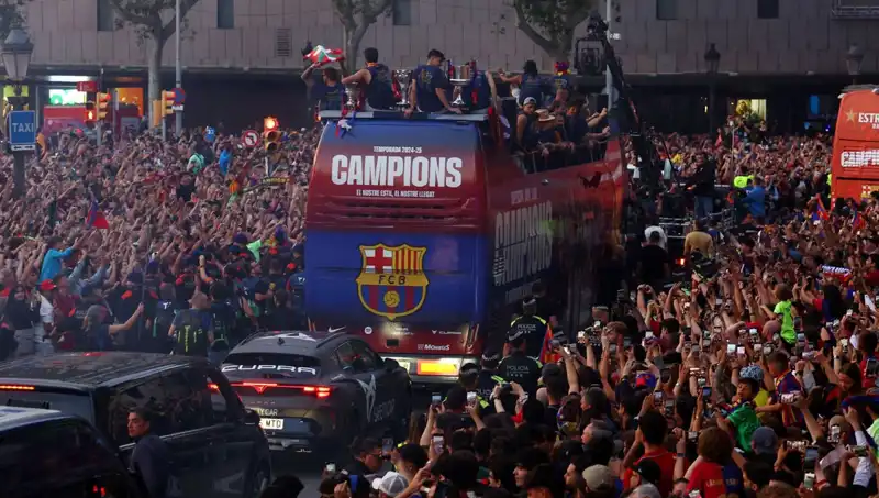 FC Barcelona Futbol Takımı, Taraftarlarıyla Unutulmaz Bir Buluşma Gerçekleştirdi