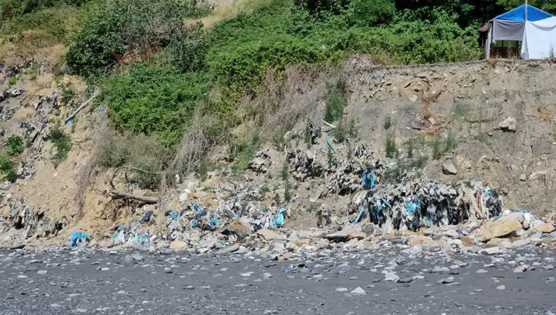 Kozlu Sahil'de Tüm Gözleri Üzerine Çeken Çöp Yığını Sorunu
