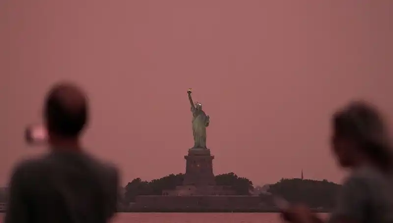 Kanada Yangınlarının Dumanı, New York Gökyüzünü Kırmızıya Boyadı!