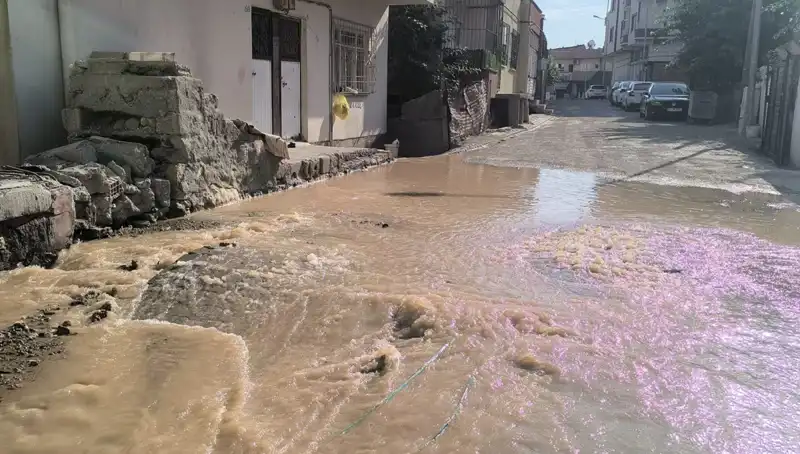 İçme Suyu Hattı Patladı: Çarşıda Su Baskını Felaketi!