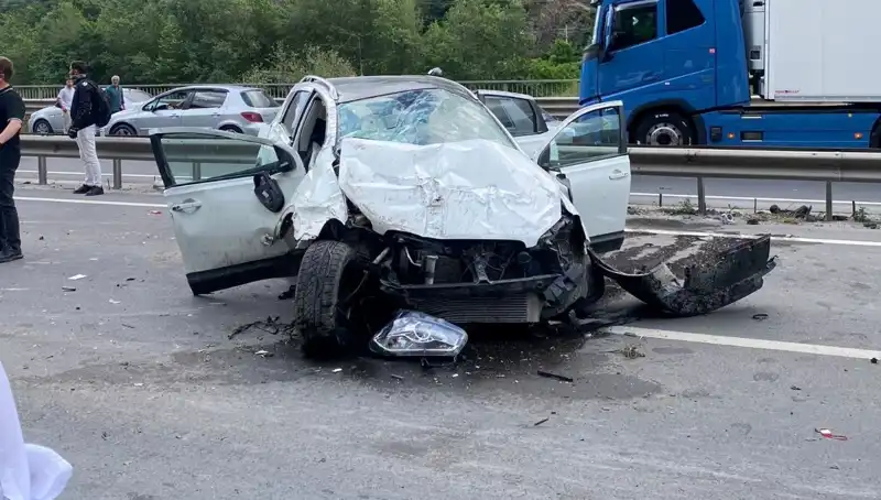 Betonda Kaza: Bariyere Çarpan Araçta 3 Yaralı!