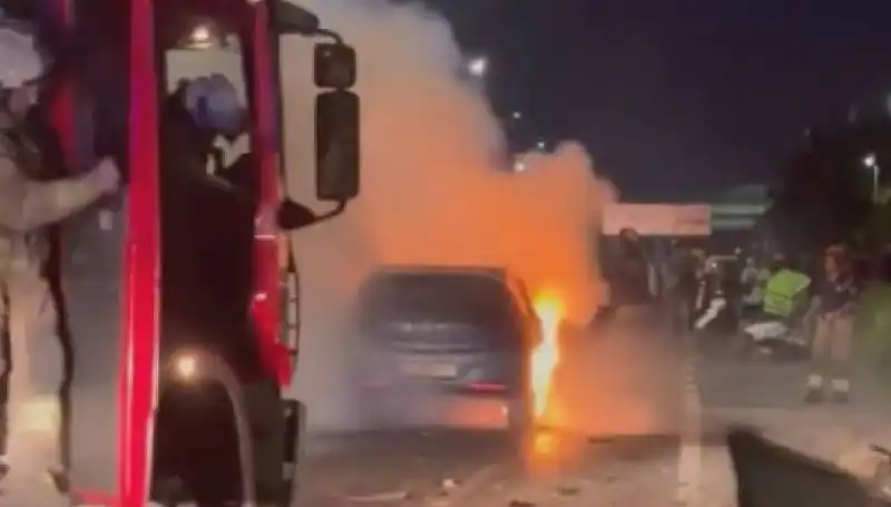 Otoyolda Bariyerlere Çarpan Araç Alev Alev Yandı: Kaza Anı Kamerada