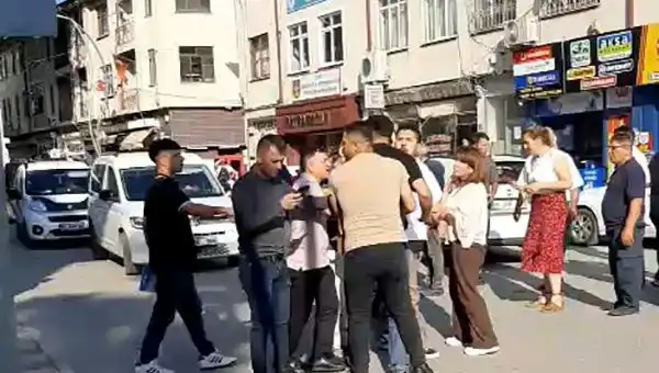 Gazinin Trafikte Darp Edildiği Anlar Güvenlik Kamerasına Yansıdı!