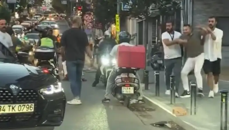 Nişantaşı'nda Yol Verme Kavgası: Sopayla Üzerine Yürüyen Adam Şok Etti