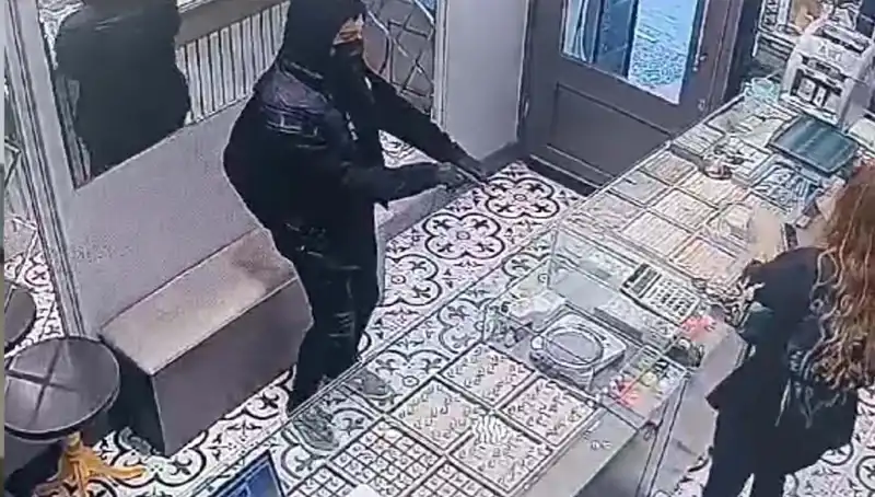 Dolapta Takılan Soygun Girişimi: Efsanevi Bir Hikaye!