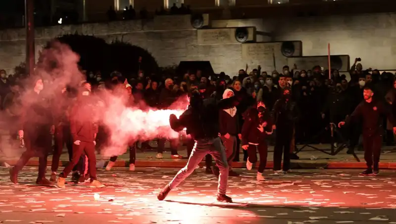 Atina'da Hükümete Gensoru: Sokaklar Çalkantılı Bir Geceye Tanıklık Ediyor