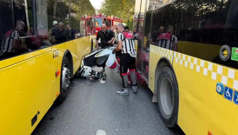 Motosiklet İETT Otobüslerinin Arasına Sıkıştı: Şok Eden Kaza Detayları