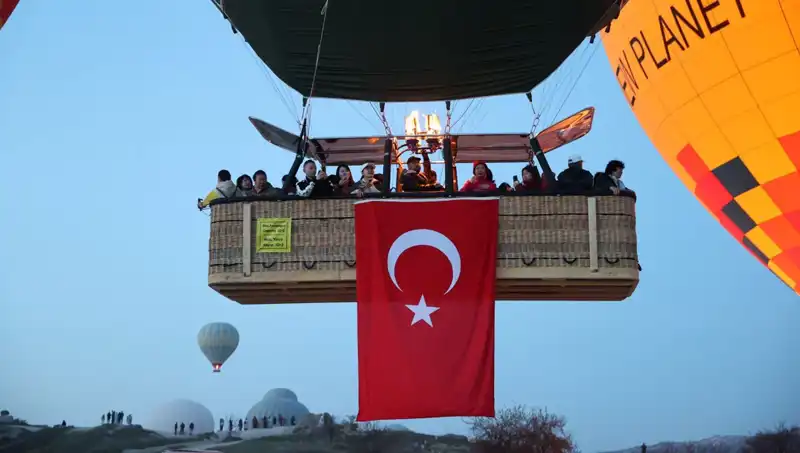 Kapadokya'nın Gökyüzü Türk Bayrakları ile Renklendi: 23 Nisan Coşkusu
