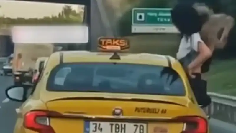 TEM'de Şoke Eden Anlar: Taksinin Camından Sarkan Gençler