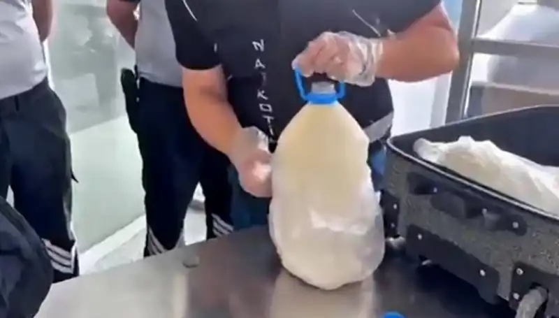 Havalimanında Süt Şişesinde Şaşırtan Ele Geçirme Olayı!