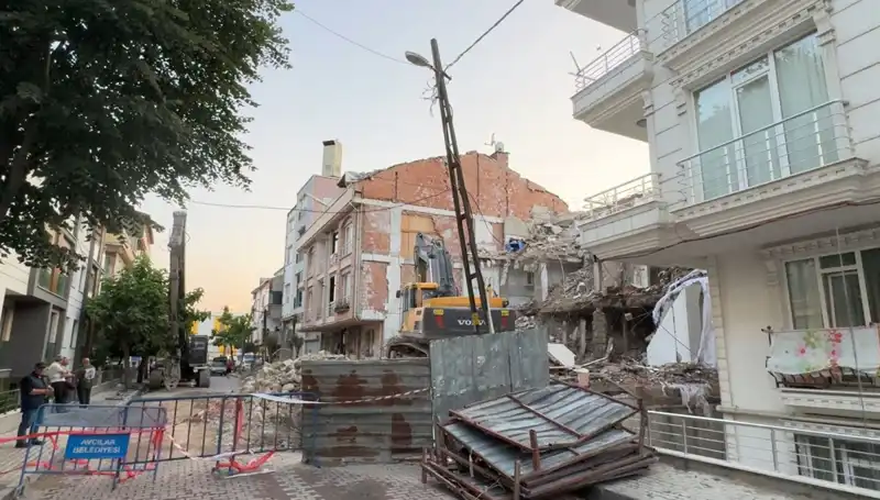 Yıkım Alanında Elektrik Kablosu Kopuşu: İki Sokak Karanlıkta Kaldı