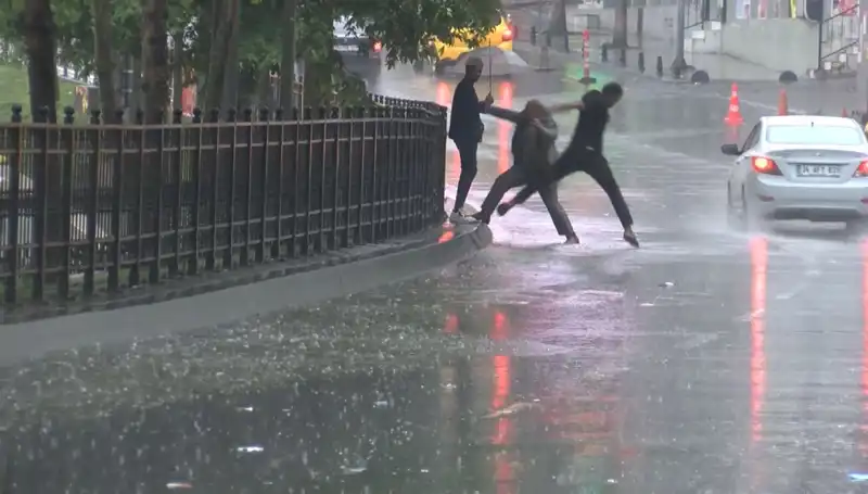 İstanbul ve İzmir için Meteorolojiden Şiddetli Hava Uyarıları: Turuncu Kod Açıklandı