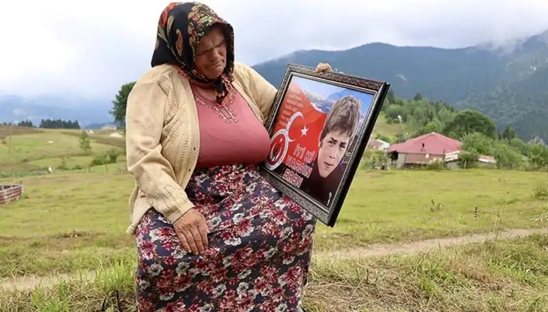 DEM Parti’den Anlamlı Bayram Kutlaması: Eren Bülbül’ün Annesine Destek