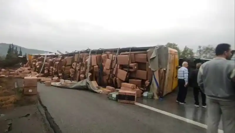 TEM Otoyolu’nda TIR Devrildi: Ankara Yönü Trafiğe Kapandı!