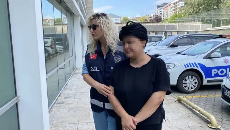 Genç Kızın Trajik Hikayesi: Annesini 11 Yerinden Bıçakladı!