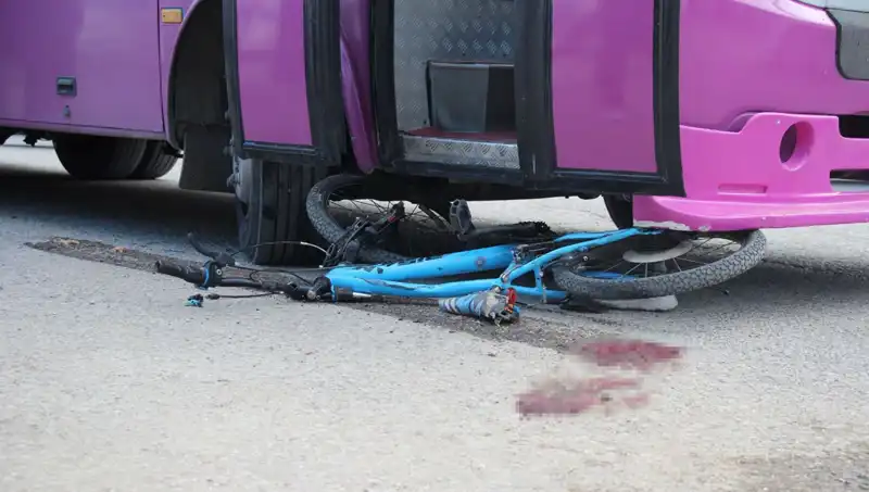 Sokakta Bisikletiyle Koşan Çocuk, Otobüs Altında Kalarak Hayatını Kaybetti