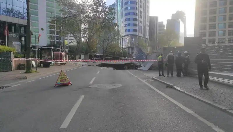 Sarıyer’de Dev Çökmeler: Trafiği Felç Eden Olayın Ardında Ne Var?