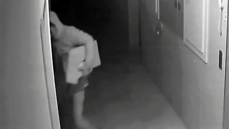 Gece Yarısı Soygunu: Asansörün Güç Kaynağına Göz Diktikleri Anlar