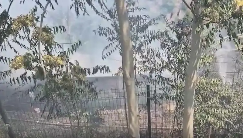 Sultangazi'de Korkutan Otluk Alan Yangını: Gecekonduya Sıçradı!