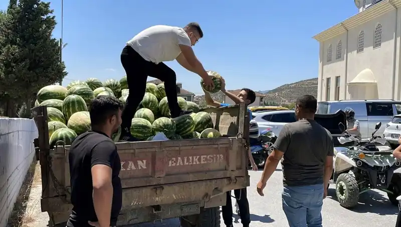 Tonlarca Karpuzla Dolu Etkinlikte Ücretsiz Dağıtım, İlgi Çekti!