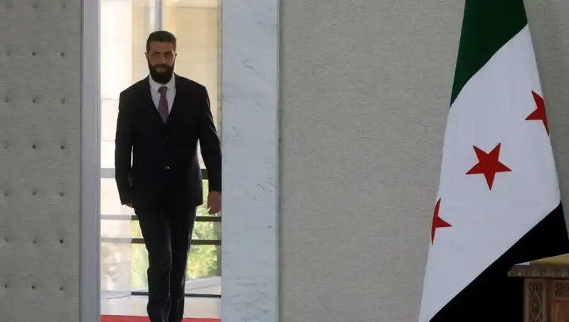 Fransa'dan Suriye'ye Yeni Bir Destek: Şara-Macron Zirvesi Paris'te Gerçekleşti