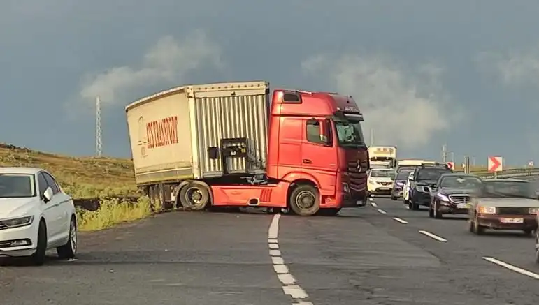 TIR Kaydı ve Kapalı Yol: Uzun Araç Kuyruklarının Nedenleri ve Sonuçları