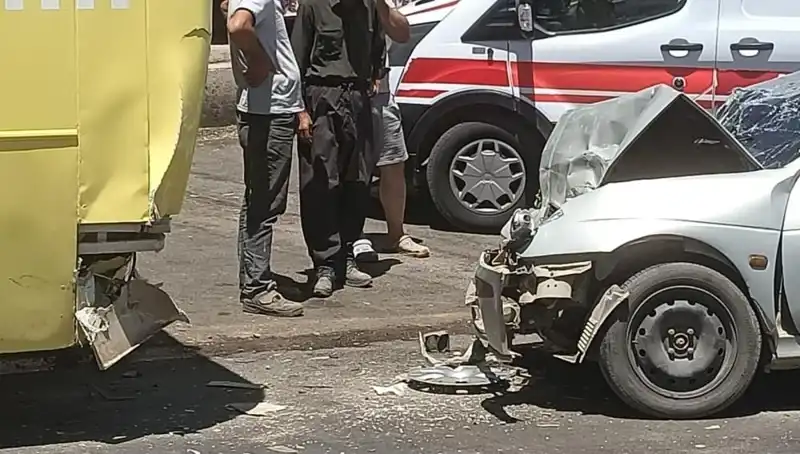 Halk Otobüsü ile Araç Çarpıştı: İki Kişi Yaralandı, Olayın Ayrıntıları Neler?
