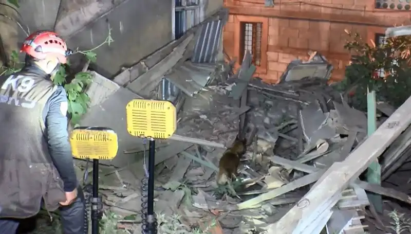 İstanbul'da Deprem Sonrası Yaşanan Bina Çökmesi, Kentin Geleceğini Sarsıyor