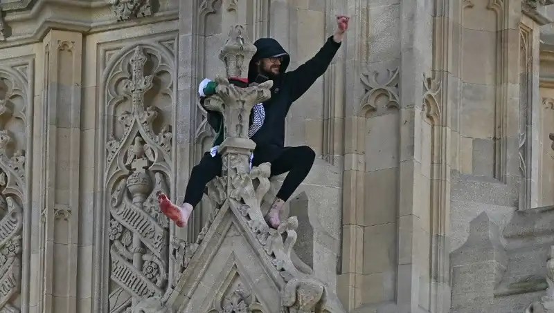 Londra'da Protesto: Aktivistler Filistin Bayrağıyla Big Ben’e Tırmandı!