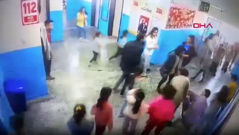 Bayılan Öğrenciyi Müdür Yardımcısının Kahramanlığı Kurtardı: Okulda Neler Oldu?