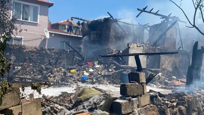 Kırklareli'nde Yangın Felaketi: İtfaiye Eri Yaralandı, Acil Durum Yönetimi Gündemde