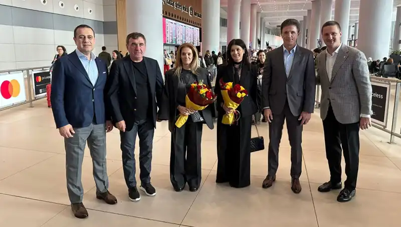 Hagi ve Popescu, İstanbul'da Futbolseverlerle Buluştu!